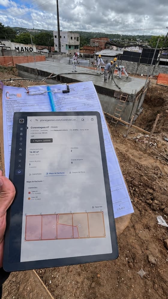Planej em uso no canteiro: tela de controle de concretagem aberta no tablet, com registro de caminhões e mapa de hachuras do pavimento